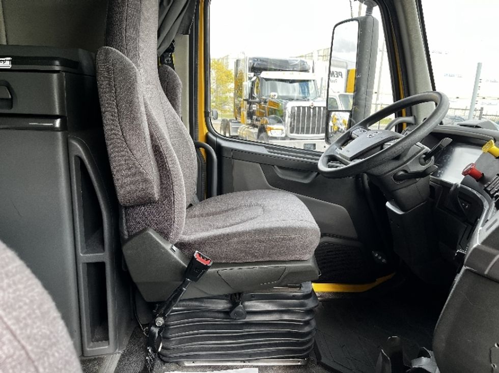 Sleeper Tractor-Heavy Duty Tractors-Volvo-2022-VNL64760-Milwaukee-WI-517,321\n\t\tmiles-$ 65,500 - Image 12