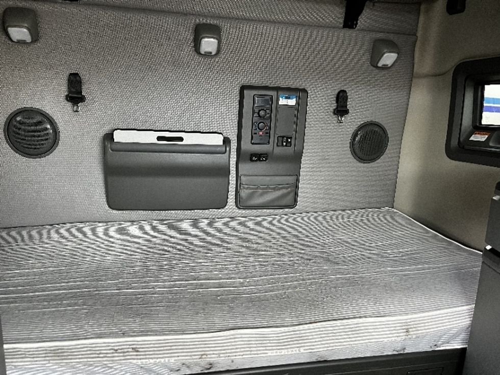 Sleeper Tractor-Heavy Duty Tractors-Volvo-2022-VNL64760-Milwaukee-WI-517,321\n\t\tmiles-$ 65,500 - Image 13