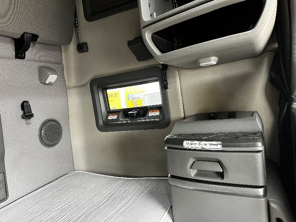 Sleeper Tractor-Heavy Duty Tractors-Volvo-2022-VNL64760-Milwaukee-WI-517,321\n\t\tmiles-$ 65,500 - Image 14