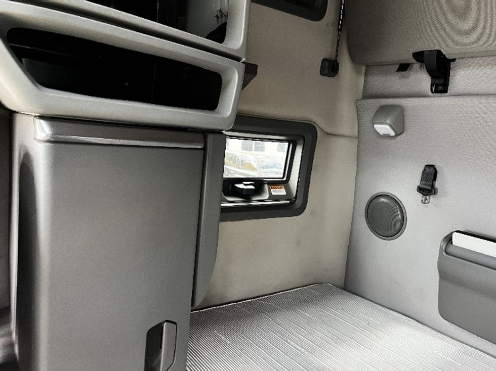 Sleeper Tractor-Heavy Duty Tractors-Volvo-2022-VNL64760-Milwaukee-WI-517,321\n\t\tmiles-$ 65,500 - Image 15