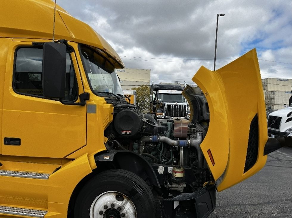 Sleeper Tractor-Heavy Duty Tractors-Volvo-2022-VNL64760-Milwaukee-WI-517,321\n\t\tmiles-$ 65,500 - Image 16