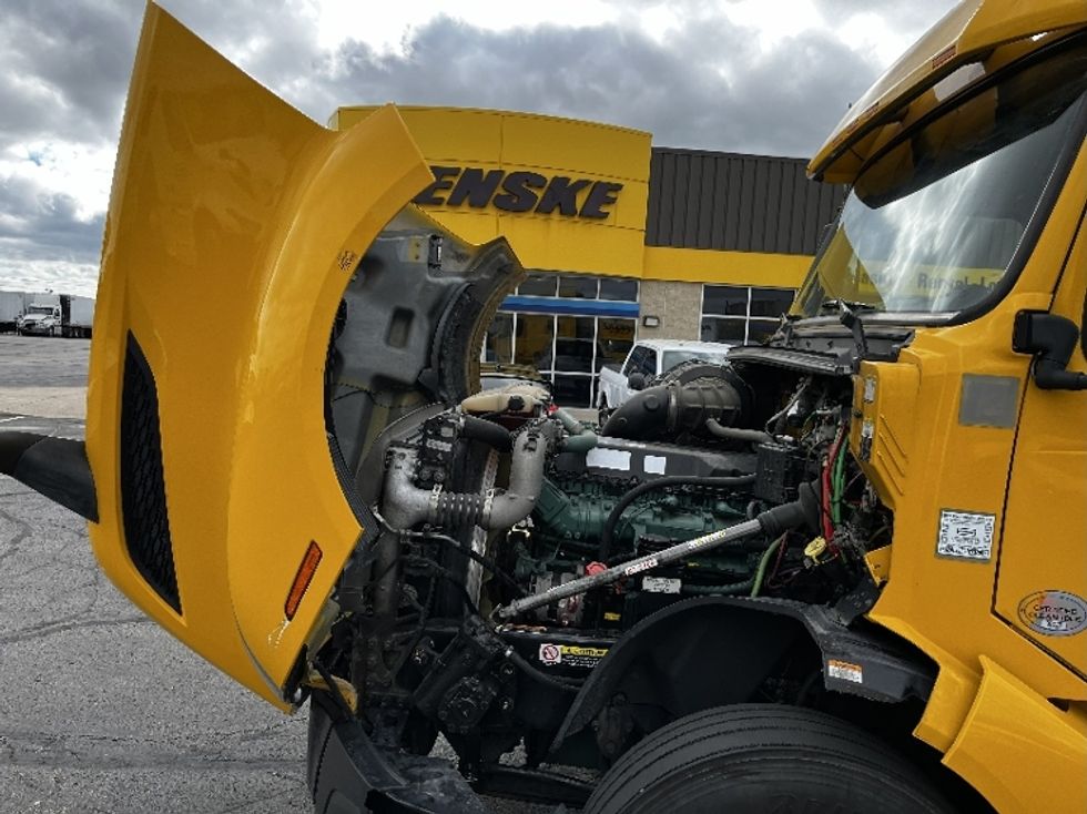 Sleeper Tractor-Heavy Duty Tractors-Volvo-2022-VNL64760-Milwaukee-WI-517,321\n\t\tmiles-$ 65,500 - Image 17