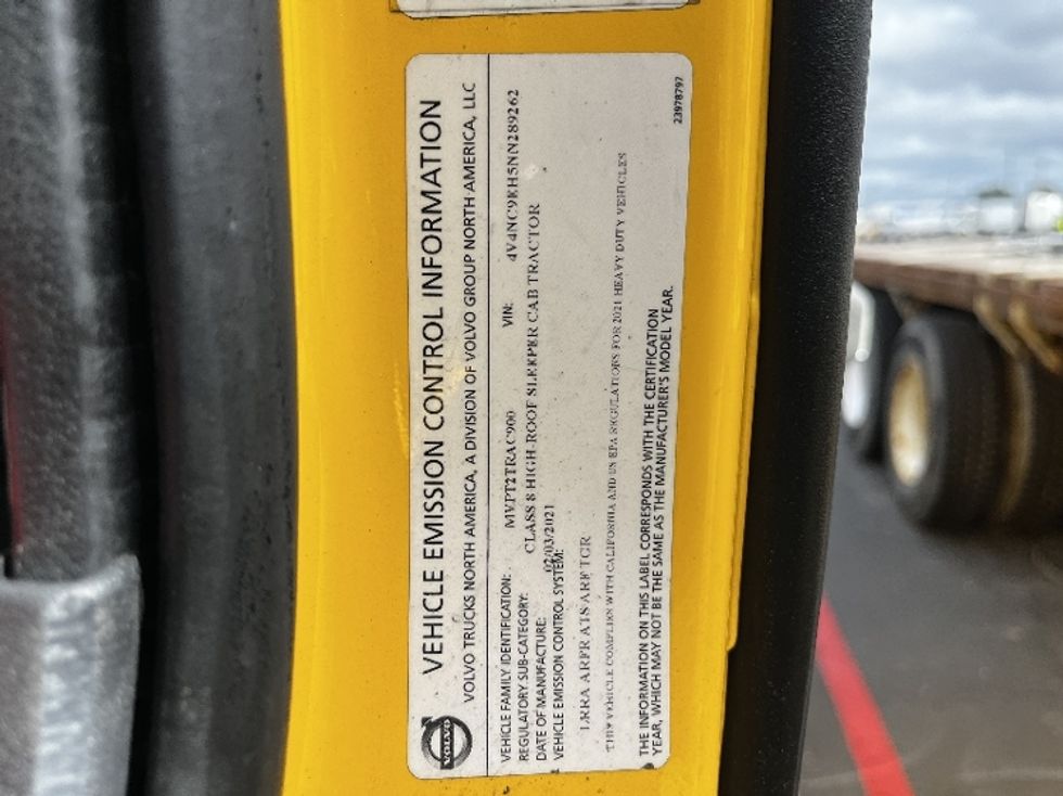 Sleeper Tractor-Heavy Duty Tractors-Volvo-2022-VNL64760-Milwaukee-WI-517,321\n\t\tmiles-$ 65,500 - Image 19