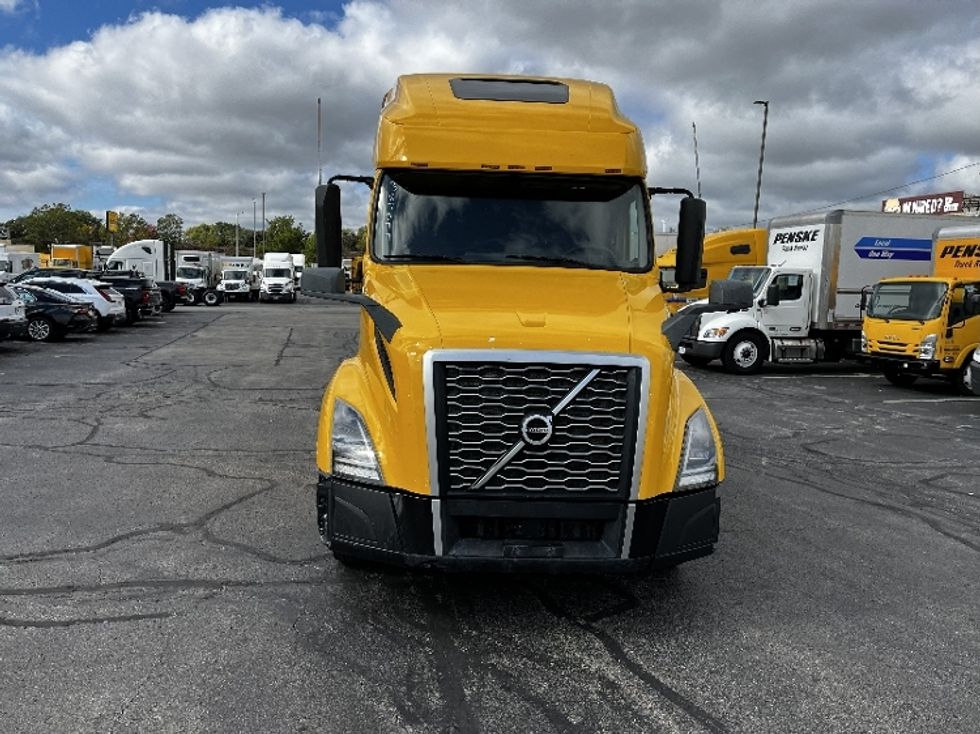 Sleeper Tractor-Heavy Duty Tractors-Volvo-2022-VNL64760-Milwaukee-WI-517,321\n\t\tmiles-$ 65,500 - Image 2