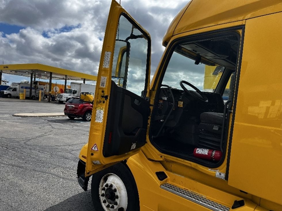 Sleeper Tractor-Heavy Duty Tractors-Volvo-2022-VNL64760-Milwaukee-WI-517,321\n\t\tmiles-$ 65,500 - Image 6