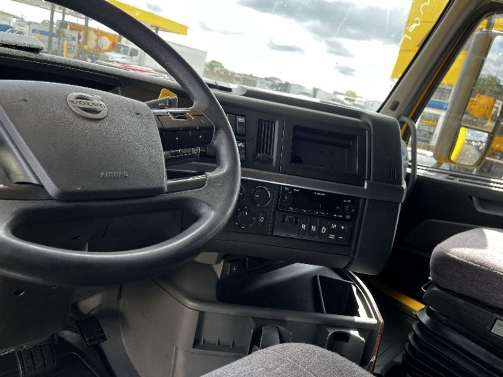 Sleeper Tractor-Heavy Duty Tractors-Volvo-2022-VNL64760-Milwaukee-WI-517,321\n\t\tmiles-$ 65,500 - Image 8