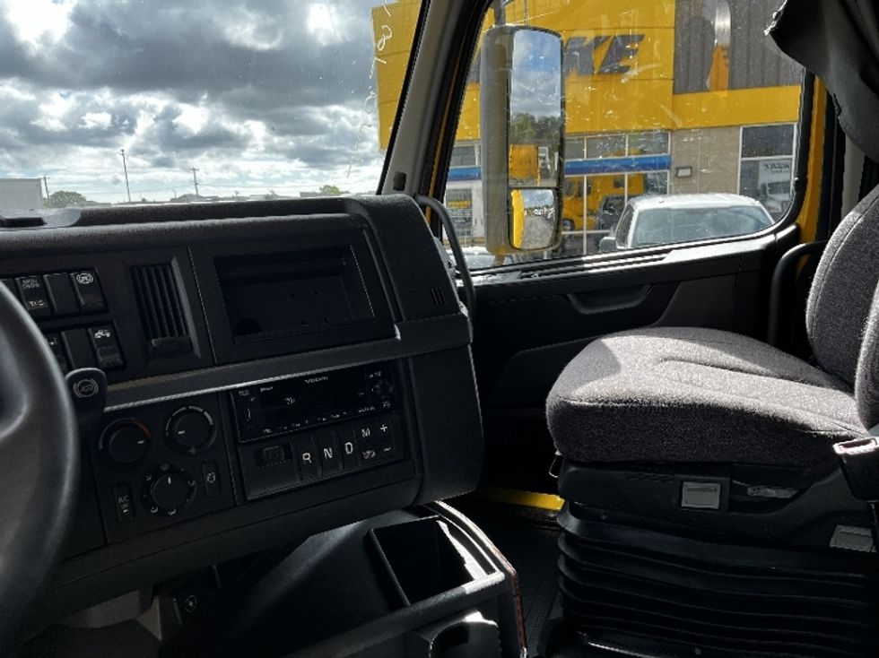 Sleeper Tractor-Heavy Duty Tractors-Volvo-2022-VNL64760-Milwaukee-WI-517,321\n\t\tmiles-$ 65,500 - Image 9