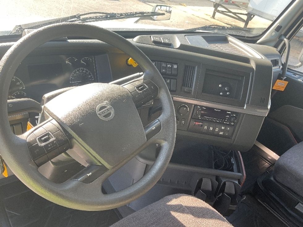 Sleeper Tractor-Heavy Duty Tractors-Volvo-2022-VNL64760-Moberly-MO-340,894\n\t\tmiles-$ 92,750 - Image 11