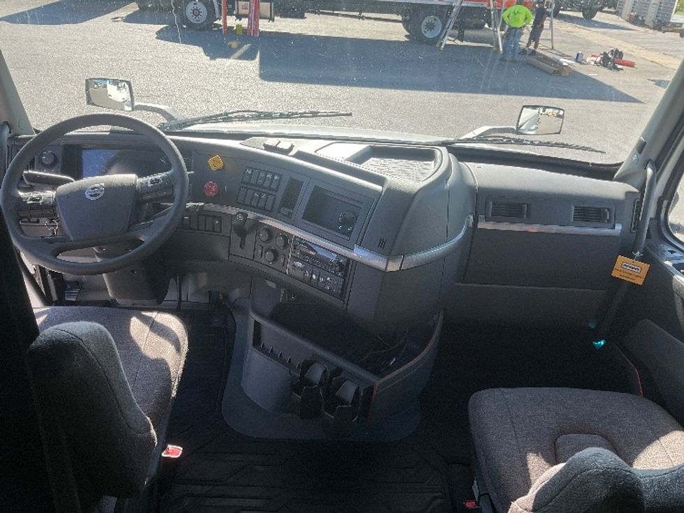 Sleeper Tractor-Heavy Duty Tractors-Volvo-2022-VNL64760-Moberly-MO-340,894\n\t\tmiles-$ 92,750 - Image 12