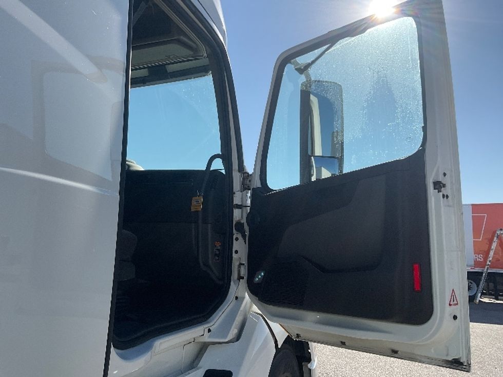 Sleeper Tractor-Heavy Duty Tractors-Volvo-2022-VNL64760-Moberly-MO-340,894\n\t\tmiles-$ 92,750 - Image 13