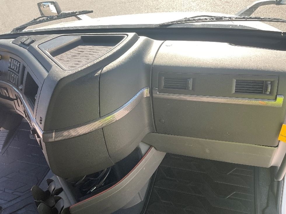 Sleeper Tractor-Heavy Duty Tractors-Volvo-2022-VNL64760-Moberly-MO-340,894\n\t\tmiles-$ 92,750 - Image 14