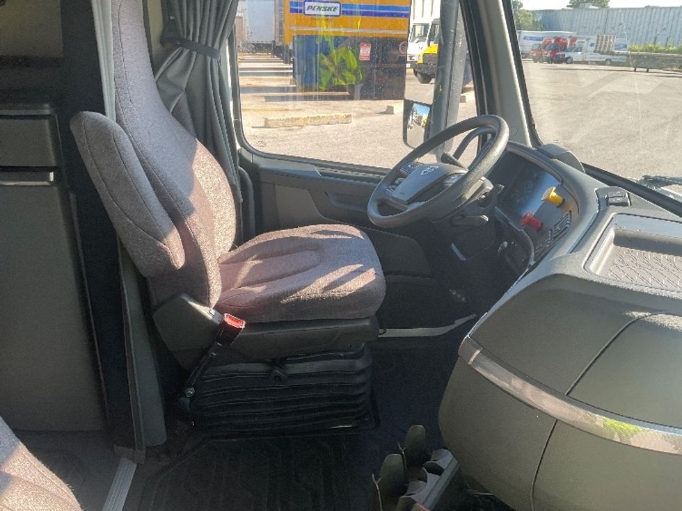 Sleeper Tractor-Heavy Duty Tractors-Volvo-2022-VNL64760-Moberly-MO-340,894\n\t\tmiles-$ 92,750 - Image 15