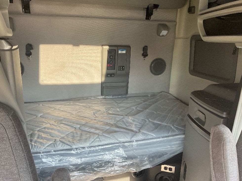 Sleeper Tractor-Heavy Duty Tractors-Volvo-2022-VNL64760-Moberly-MO-340,894\n\t\tmiles-$ 92,750 - Image 16