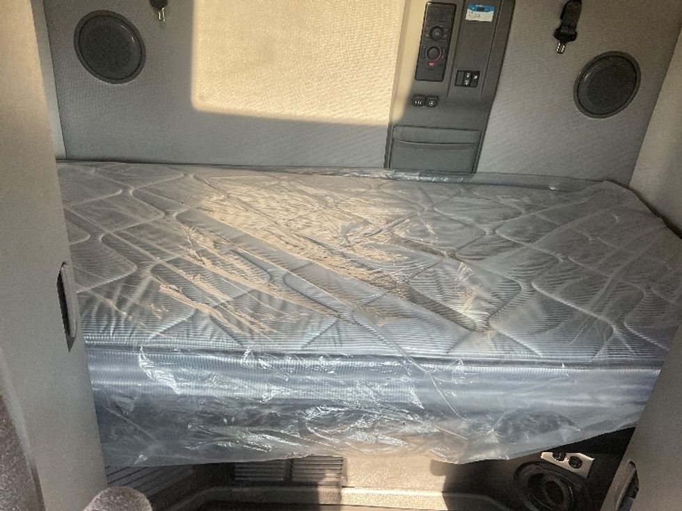 Sleeper Tractor-Heavy Duty Tractors-Volvo-2022-VNL64760-Moberly-MO-340,894\n\t\tmiles-$ 92,750 - Image 17