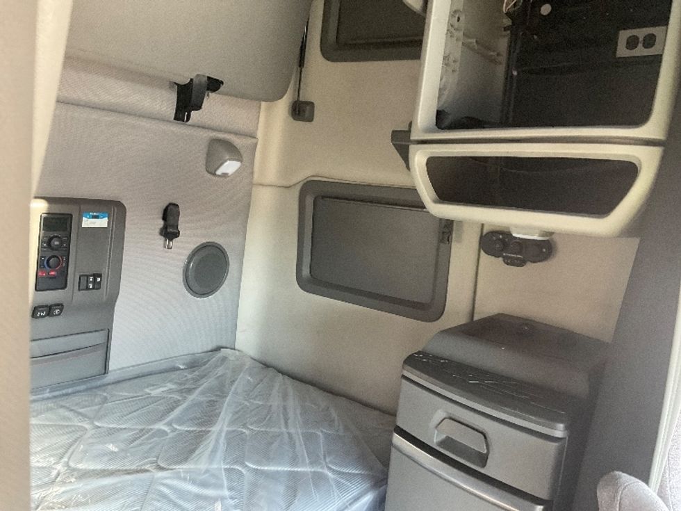 Sleeper Tractor-Heavy Duty Tractors-Volvo-2022-VNL64760-Moberly-MO-340,894\n\t\tmiles-$ 92,750 - Image 18