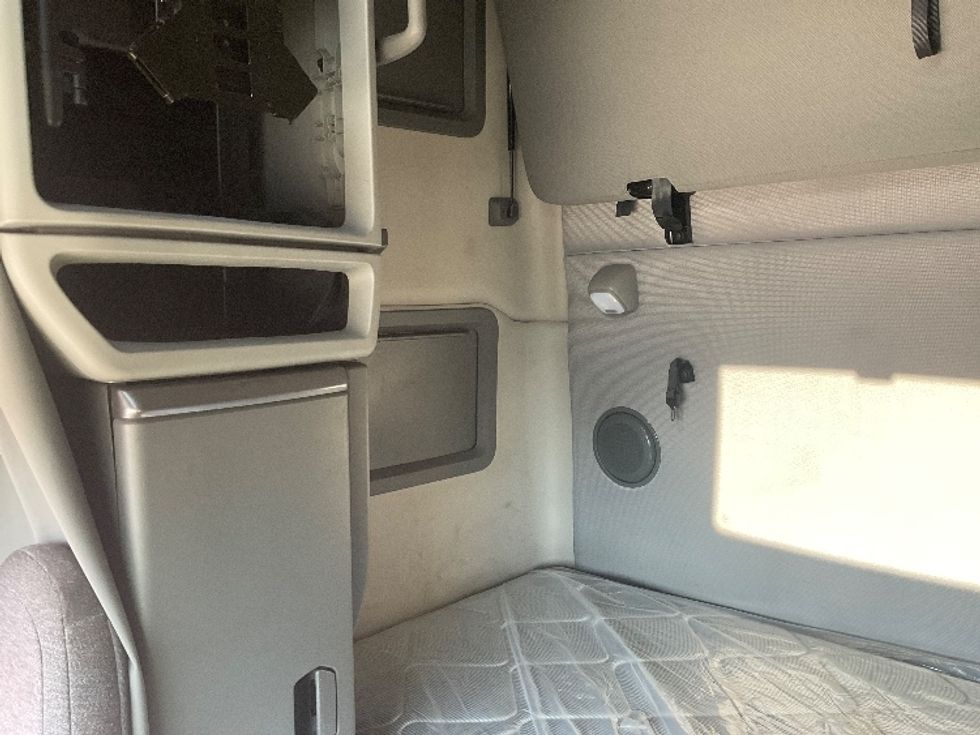 Sleeper Tractor-Heavy Duty Tractors-Volvo-2022-VNL64760-Moberly-MO-340,894\n\t\tmiles-$ 92,750 - Image 19