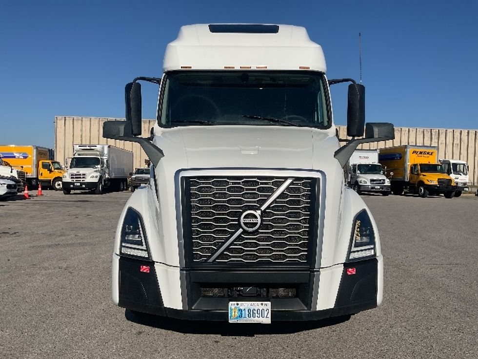 Sleeper Tractor-Heavy Duty Tractors-Volvo-2022-VNL64760-Moberly-MO-340,894\n\t\tmiles-$ 92,750 - Image 2
