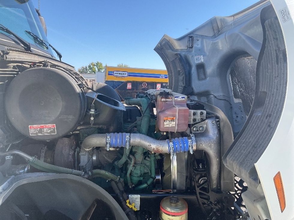 Sleeper Tractor-Heavy Duty Tractors-Volvo-2022-VNL64760-Moberly-MO-340,894\n\t\tmiles-$ 92,750 - Image 20