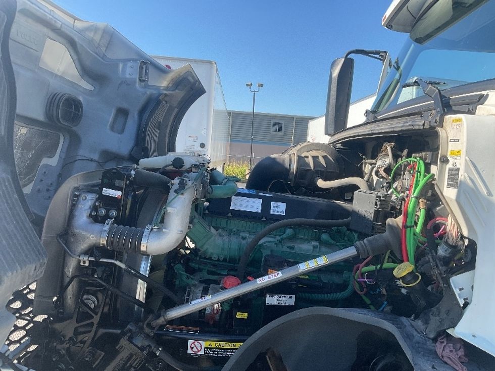 Sleeper Tractor-Heavy Duty Tractors-Volvo-2022-VNL64760-Moberly-MO-340,894\n\t\tmiles-$ 92,750 - Image 21