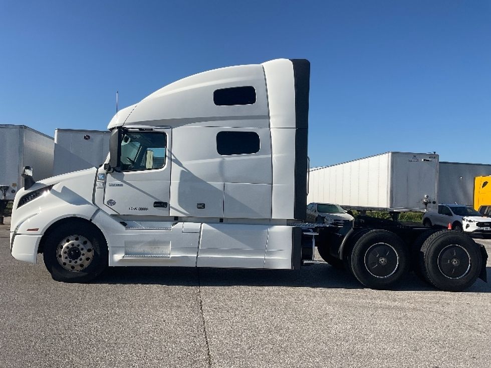 Sleeper Tractor-Heavy Duty Tractors-Volvo-2022-VNL64760-Moberly-MO-340,894\n\t\tmiles-$ 92,750 - Image 4