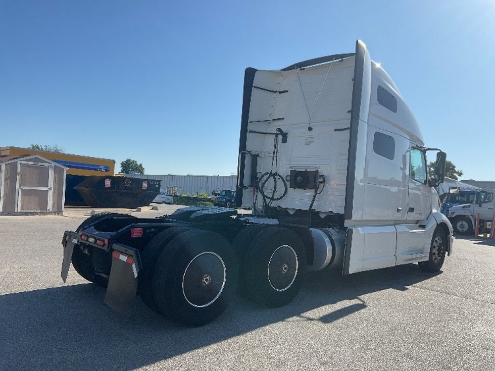 Sleeper Tractor-Heavy Duty Tractors-Volvo-2022-VNL64760-Moberly-MO-340,894\n\t\tmiles-$ 92,750 - Image 7