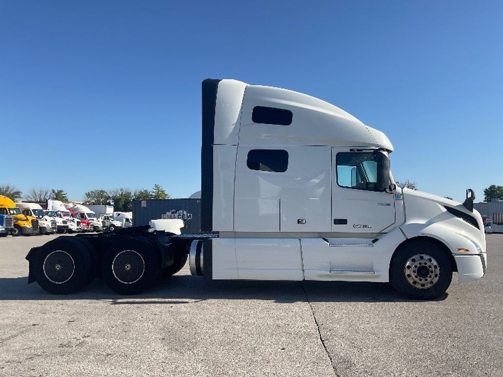 Sleeper Tractor-Heavy Duty Tractors-Volvo-2022-VNL64760-Moberly-MO-340,894\n\t\tmiles-$ 92,750 - Image 8