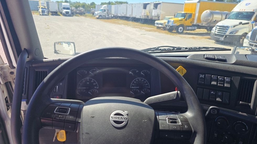 Sleeper Tractor-Heavy Duty Tractors-Volvo-2022-VNL64760-Moberly-MO-352,969\n\t\tmiles-$ 90,750 - Image 11