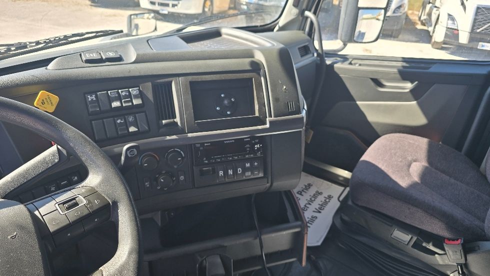 Sleeper Tractor-Heavy Duty Tractors-Volvo-2022-VNL64760-Moberly-MO-352,969\n\t\tmiles-$ 90,750 - Image 12