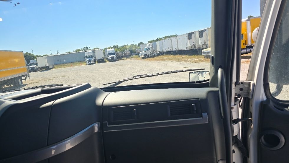 Sleeper Tractor-Heavy Duty Tractors-Volvo-2022-VNL64760-Moberly-MO-352,969\n\t\tmiles-$ 90,750 - Image 14