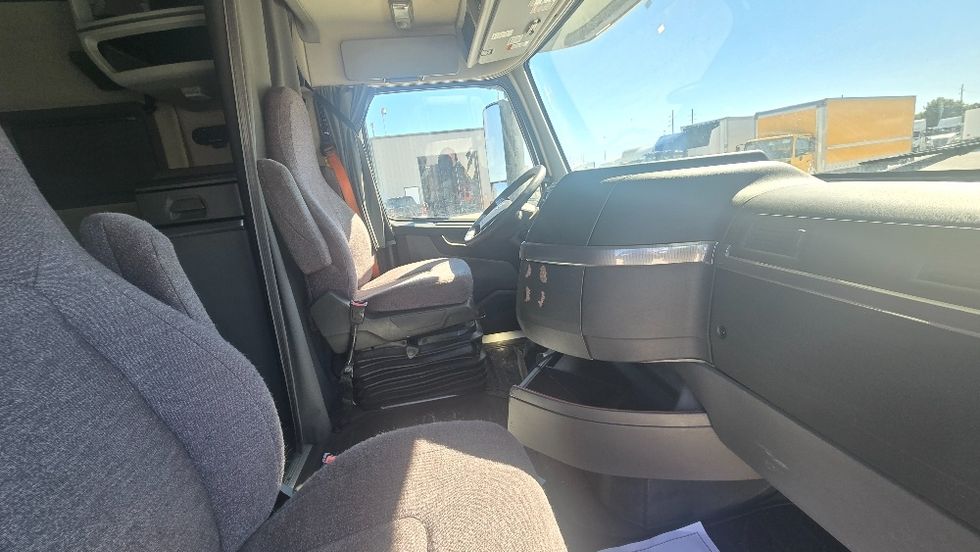 Sleeper Tractor-Heavy Duty Tractors-Volvo-2022-VNL64760-Moberly-MO-352,969\n\t\tmiles-$ 90,750 - Image 15