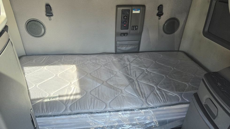 Sleeper Tractor-Heavy Duty Tractors-Volvo-2022-VNL64760-Moberly-MO-352,969\n\t\tmiles-$ 90,750 - Image 16