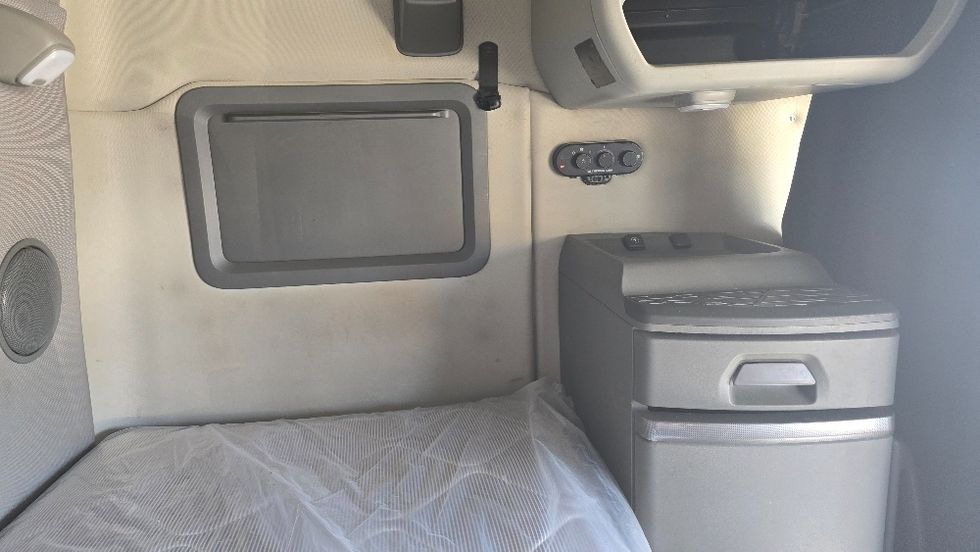 Sleeper Tractor-Heavy Duty Tractors-Volvo-2022-VNL64760-Moberly-MO-352,969\n\t\tmiles-$ 90,750 - Image 18