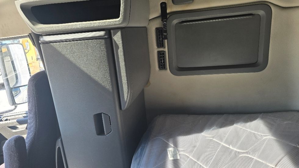 Sleeper Tractor-Heavy Duty Tractors-Volvo-2022-VNL64760-Moberly-MO-352,969\n\t\tmiles-$ 90,750 - Image 19