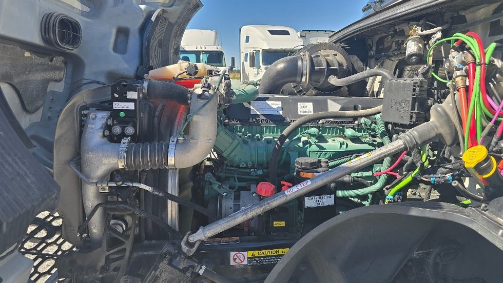 Sleeper Tractor-Heavy Duty Tractors-Volvo-2022-VNL64760-Moberly-MO-352,969\n\t\tmiles-$ 90,750 - Image 21