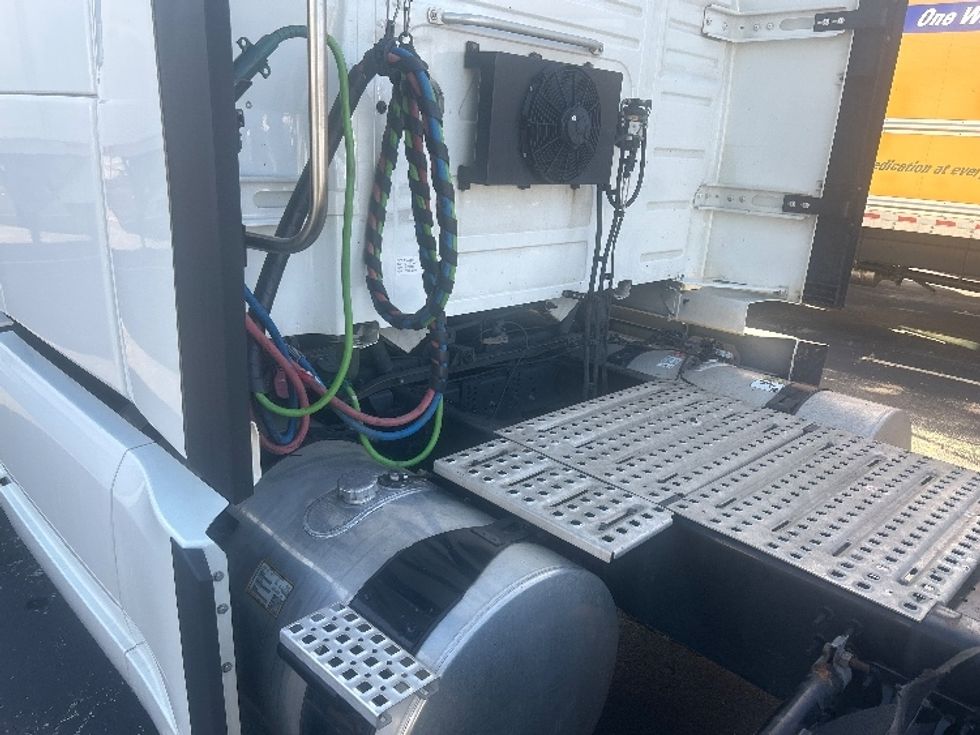 Sleeper Tractor-Heavy Duty Tractors-Volvo-2022-VNL64760-Moberly-MO-352,969\n\t\tmiles-$ 90,750 - Image 22