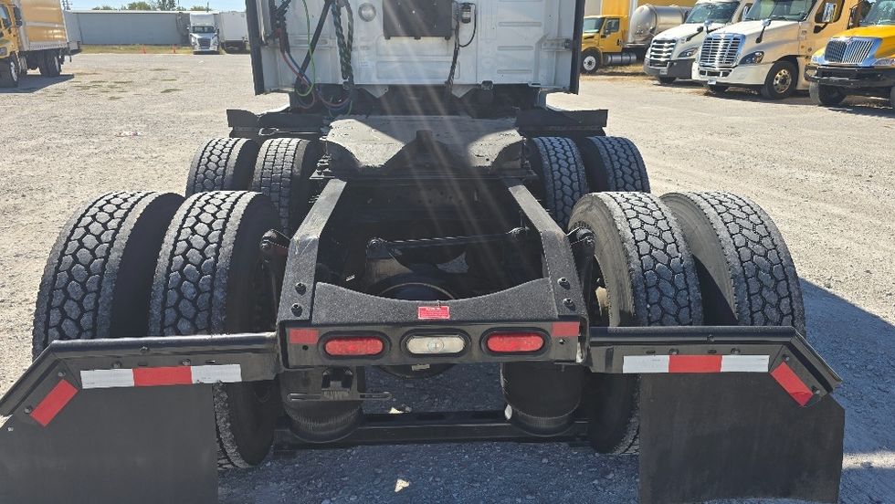 Sleeper Tractor-Heavy Duty Tractors-Volvo-2022-VNL64760-Moberly-MO-352,969\n\t\tmiles-$ 90,750 - Image 6