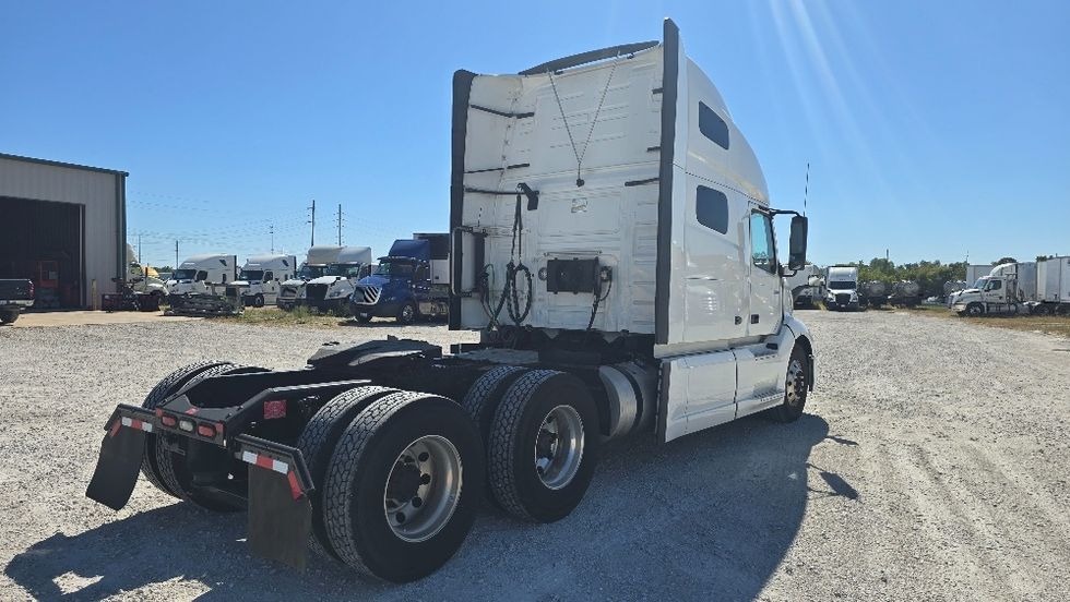 Sleeper Tractor-Heavy Duty Tractors-Volvo-2022-VNL64760-Moberly-MO-352,969\n\t\tmiles-$ 90,750 - Image 7