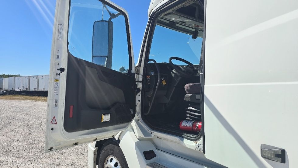 Sleeper Tractor-Heavy Duty Tractors-Volvo-2022-VNL64760-Moberly-MO-352,969\n\t\tmiles-$ 90,750 - Image 9