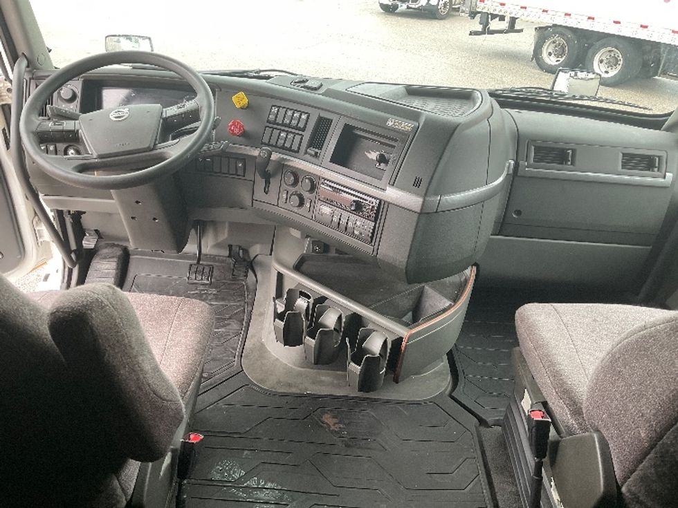Sleeper Tractor-Heavy Duty Tractors-Volvo-2022-VNL64760-Moberly-MO-356,776\n\t\tmiles-$ 89,000 - Image 12