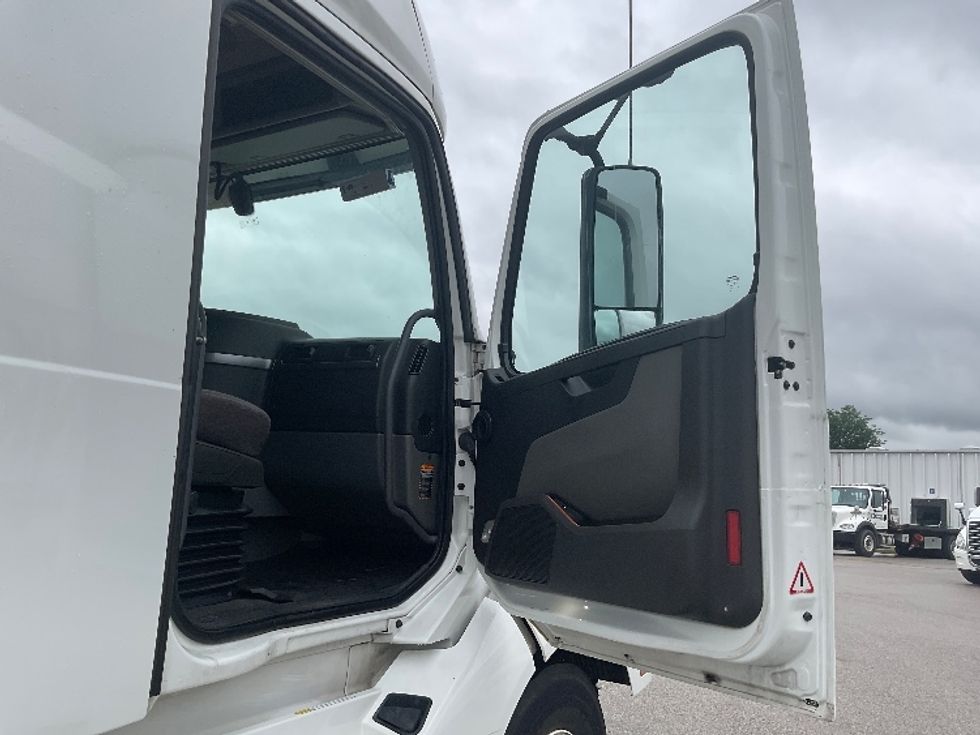 Sleeper Tractor-Heavy Duty Tractors-Volvo-2022-VNL64760-Moberly-MO-356,776\n\t\tmiles-$ 89,000 - Image 13