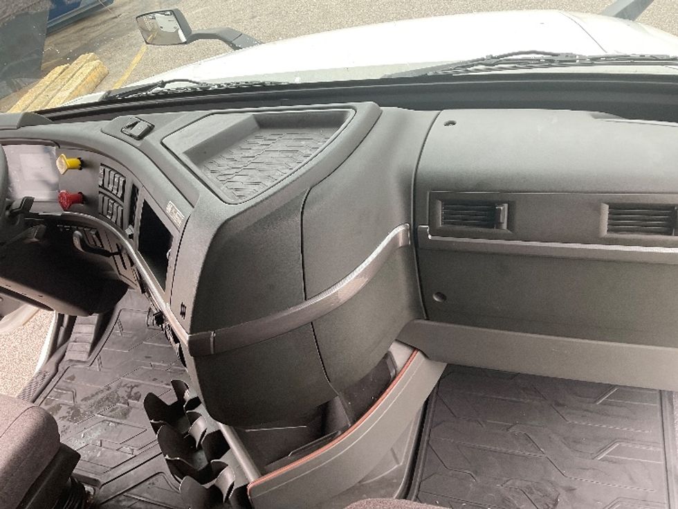 Sleeper Tractor-Heavy Duty Tractors-Volvo-2022-VNL64760-Moberly-MO-356,776\n\t\tmiles-$ 89,000 - Image 14