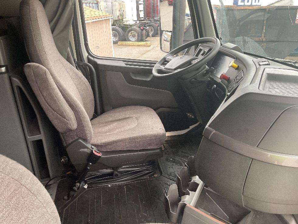 Sleeper Tractor-Heavy Duty Tractors-Volvo-2022-VNL64760-Moberly-MO-356,776\n\t\tmiles-$ 89,000 - Image 15