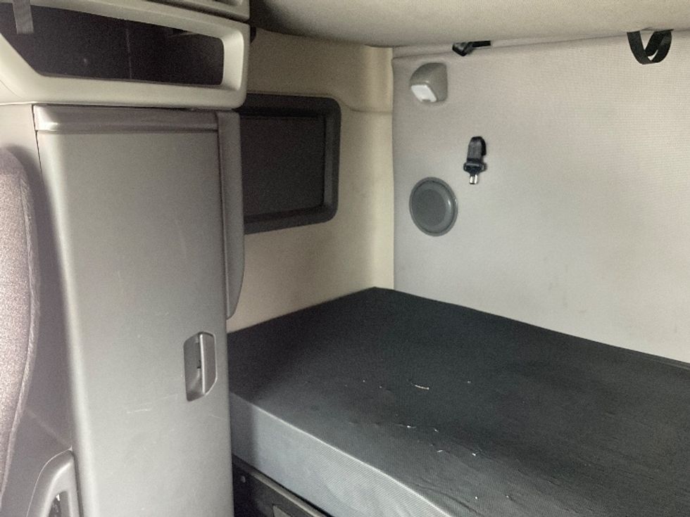 Sleeper Tractor-Heavy Duty Tractors-Volvo-2022-VNL64760-Moberly-MO-356,776\n\t\tmiles-$ 89,000 - Image 16