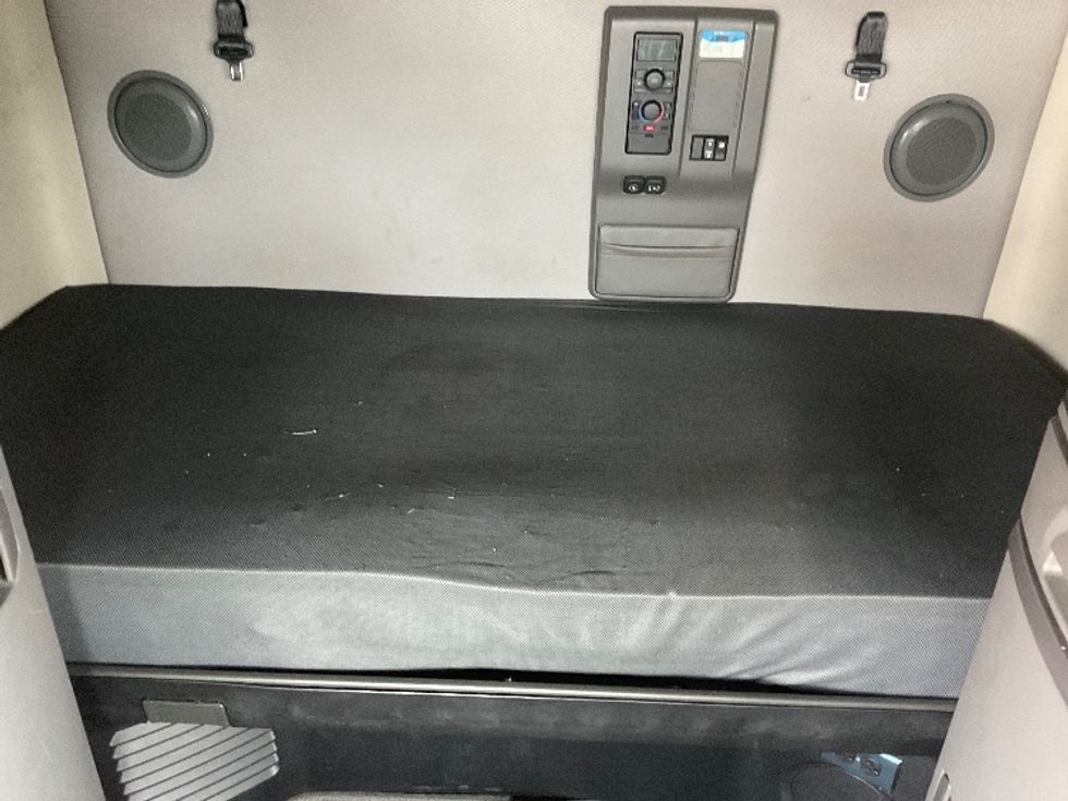 Sleeper Tractor-Heavy Duty Tractors-Volvo-2022-VNL64760-Moberly-MO-356,776\n\t\tmiles-$ 89,000 - Image 17