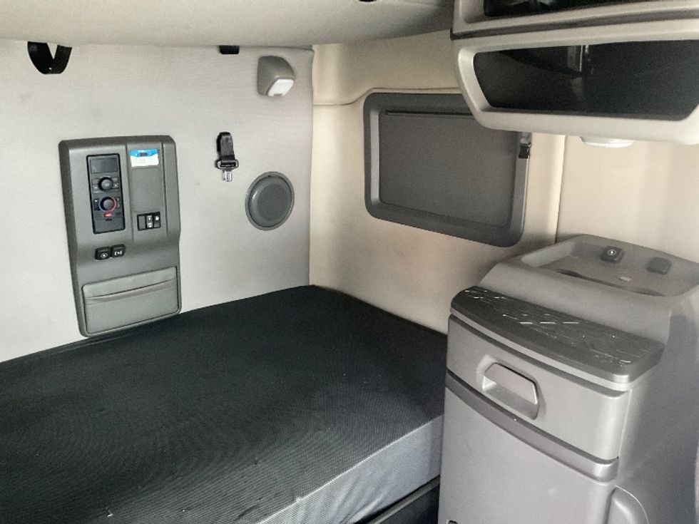 Sleeper Tractor-Heavy Duty Tractors-Volvo-2022-VNL64760-Moberly-MO-356,776\n\t\tmiles-$ 89,000 - Image 18