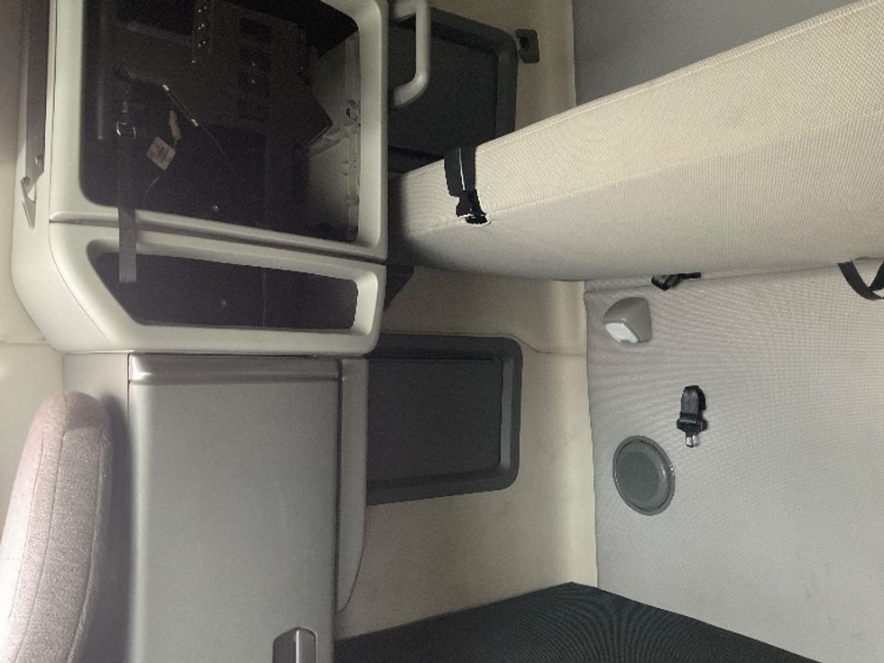 Sleeper Tractor-Heavy Duty Tractors-Volvo-2022-VNL64760-Moberly-MO-356,776\n\t\tmiles-$ 89,000 - Image 19