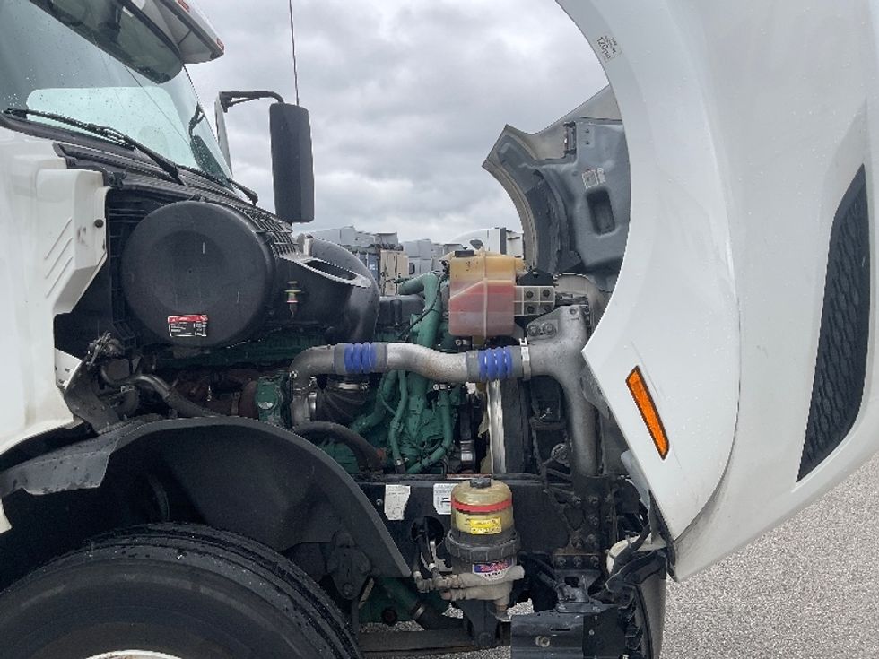 Sleeper Tractor-Heavy Duty Tractors-Volvo-2022-VNL64760-Moberly-MO-356,776\n\t\tmiles-$ 89,000 - Image 20