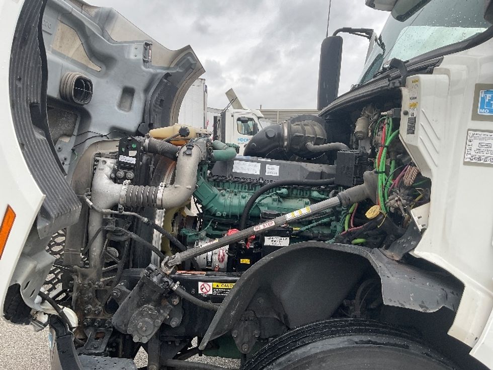 Sleeper Tractor-Heavy Duty Tractors-Volvo-2022-VNL64760-Moberly-MO-356,776\n\t\tmiles-$ 89,000 - Image 21