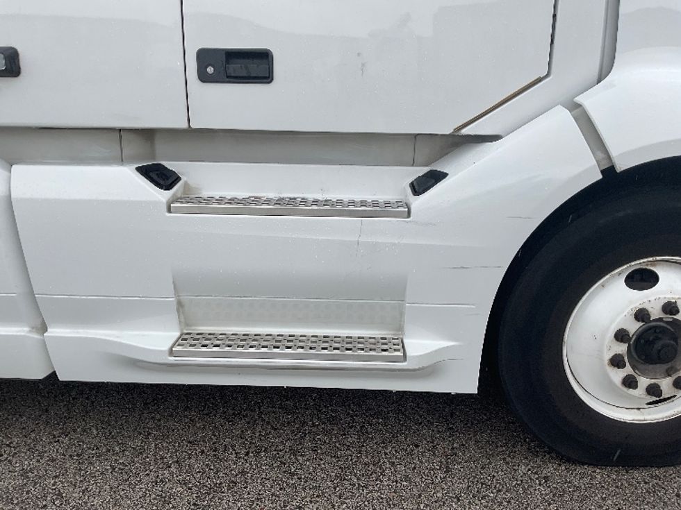 Sleeper Tractor-Heavy Duty Tractors-Volvo-2022-VNL64760-Moberly-MO-356,776\n\t\tmiles-$ 89,000 - Image 22