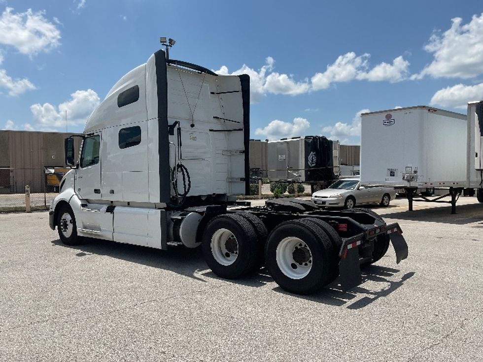 Sleeper Tractor-Heavy Duty Tractors-Volvo-2022-VNL64760-Moberly-MO-356,776\n\t\tmiles-$ 89,000 - Image 5